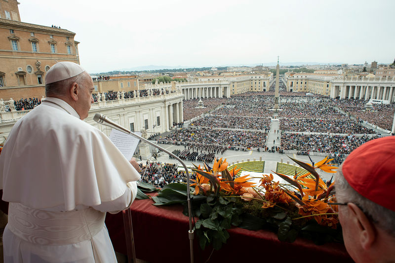 © Reuters. في عظة عيد القيامة.. البابا يدين تفجيرات سريلانكا