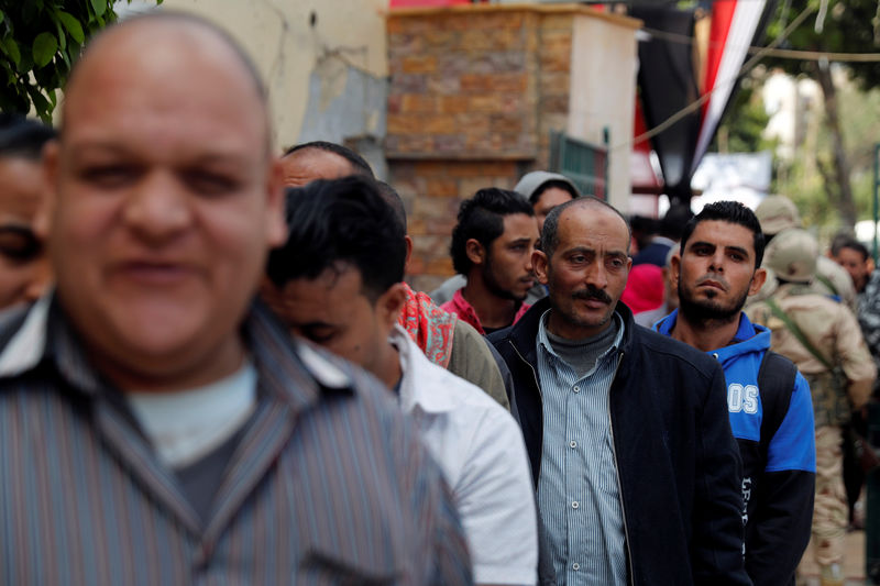 © Reuters. المصريون يقترعون لليوم الثاني على تعديلات دستورية