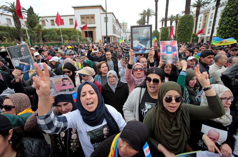 © Reuters. آلاف المغاربة يتظاهرون بالعاصمة الرباط لدعم معتقلي حراك الريف