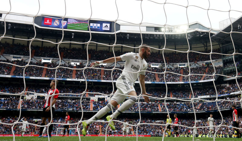 © Reuters. ثلاثية بنزيمة تعيد ريال مدريد إلى طريق الانتصارات في الدوري