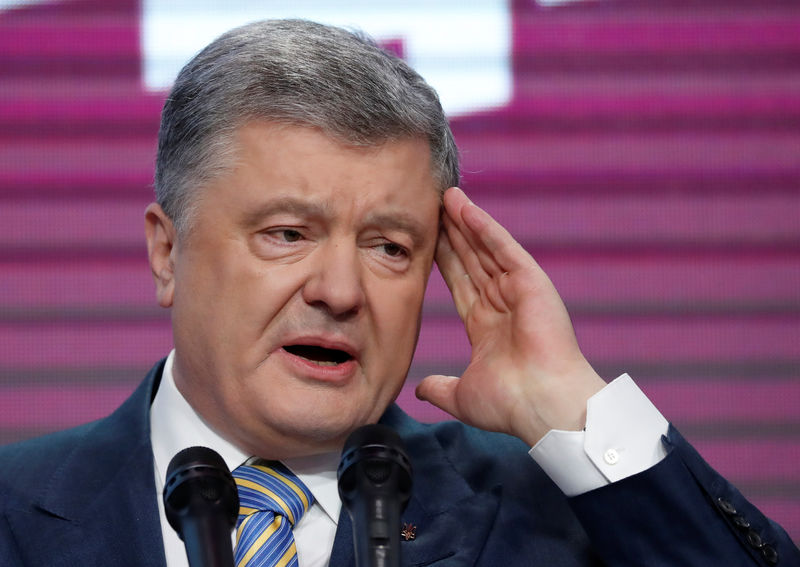 © Reuters. رئيس أوكرانيا يقر بهزيمته في انتخابات الرئاسة