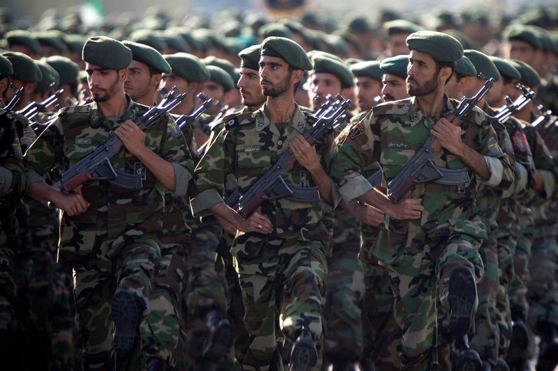 © Reuters. Members of Iran's Revolutionary Guards march during a military parade to commemorate the 1980-88 Iran-Iraq war in Tehran