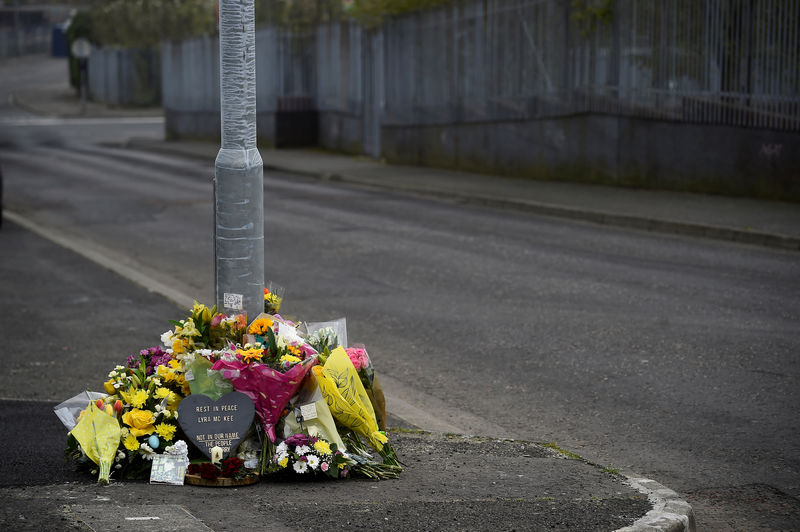 © Reuters. Flowers and a candle are left at the exact spot where 29-year-old journalist Lyra McKee was shot dead, in Londonderry
