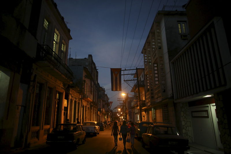 © Reuters. People walk on a street in downtown Havana