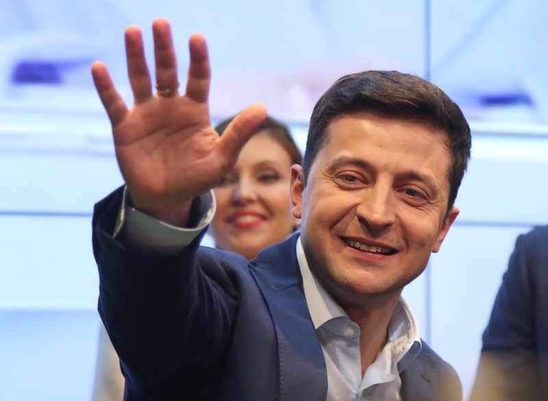 © Reuters. El candidato Volodymyr Zelenskiy saluda a sus simpatizantes tras los anuncios de unas encuestas a pie de urna en las elecciones presidenciales de Ucrania, en Kiev.