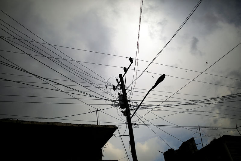 © Reuters. كوبا تأمر بخفض آخر في توليد الكهرباء