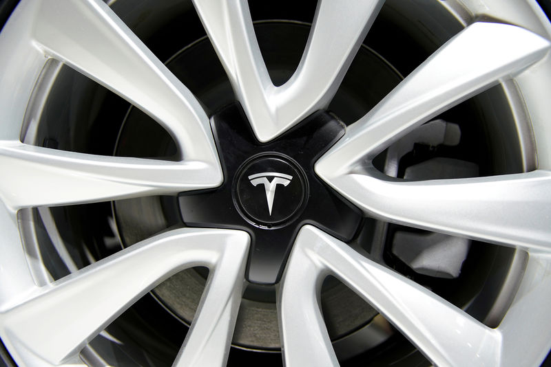 © Reuters. FILE PHOTO: Tesla logo is seen on a wheel rim during the media day for the Shanghai auto show in Shanghai