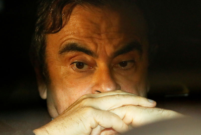 © Reuters. FILE PHOTO : Former Nissan Motor Chairman Carlos Ghosn sits inside a car as he leaves his lawyer's office after being released on bail from Tokyo Detention House, in Tokyo
