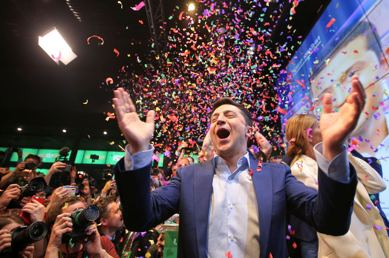 © Reuters. النتائج شبه النهائية تشير لفوز ممثل كوميدي برئاسة أوكرانيا