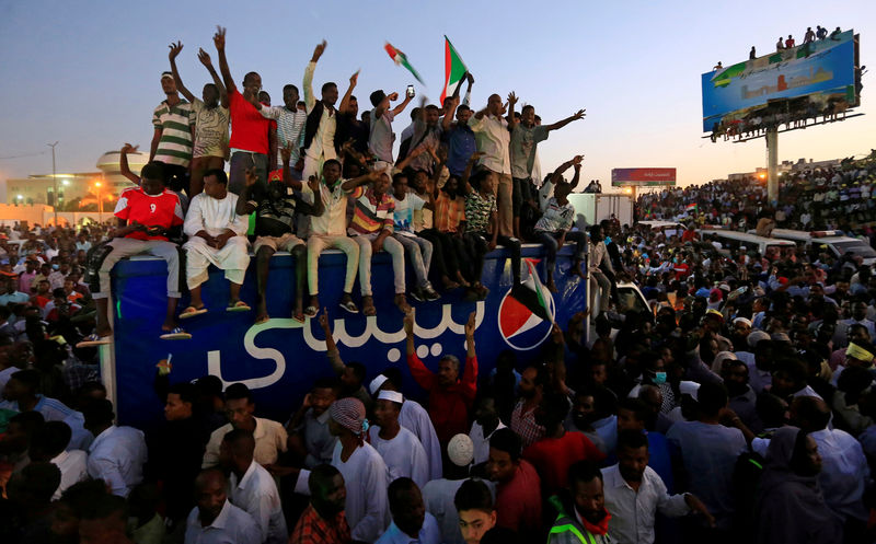 © Reuters. المجلس العسكري السوداني يحذر من غلق الطرق وسط استمرار الاحتجاجات