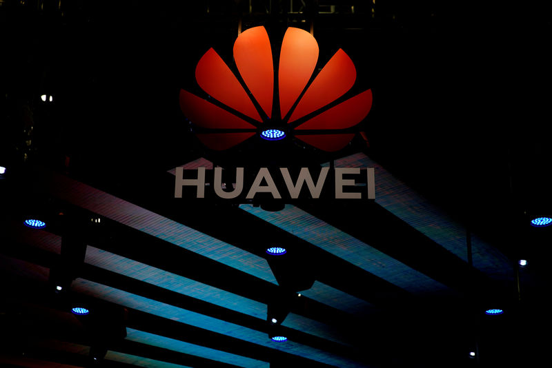 © Reuters. Логотип Huawei на медиа-конференции во время автошоу в Шанхае