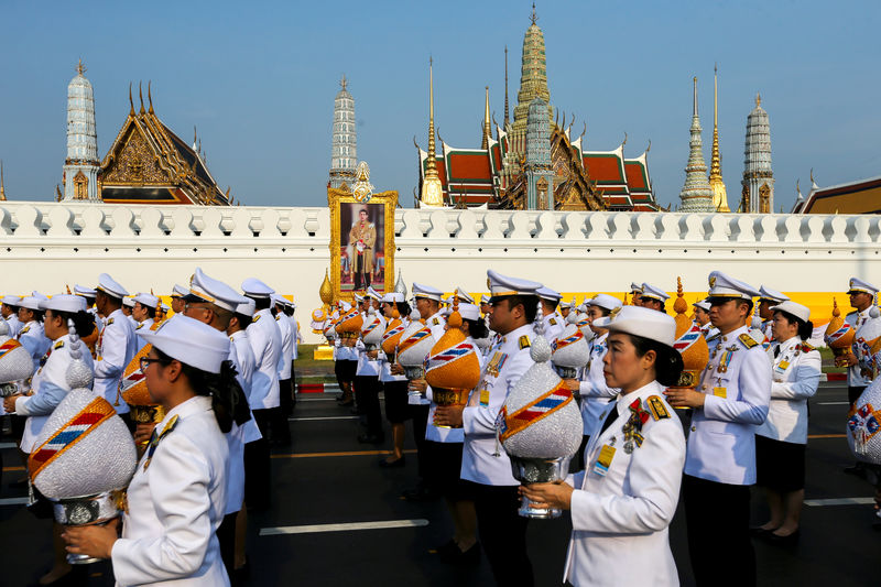 © Reuters. FOTO DE ARCHIVO: Procesión para entregar el agua sagrada recolectada de todas las provincias de Tailandia desde Wat Suthat hasta el Gran Palacio, para su consagración en la próxima ceremonia de coronación del Rey de Tailandia Maha Vajiralongkorn, en Bangkok