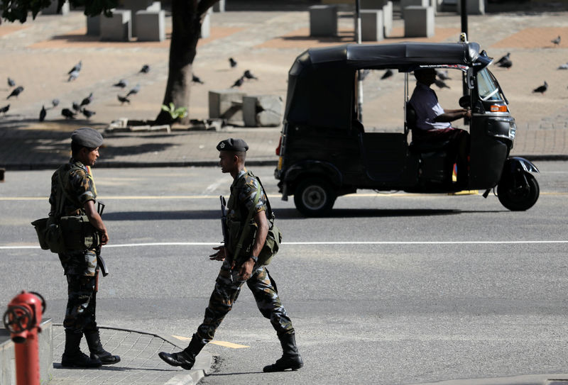 © Reuters. شرطة سريلانكا: العثور على 87 جهازا لتفجير القنابل عند محطة حافلات