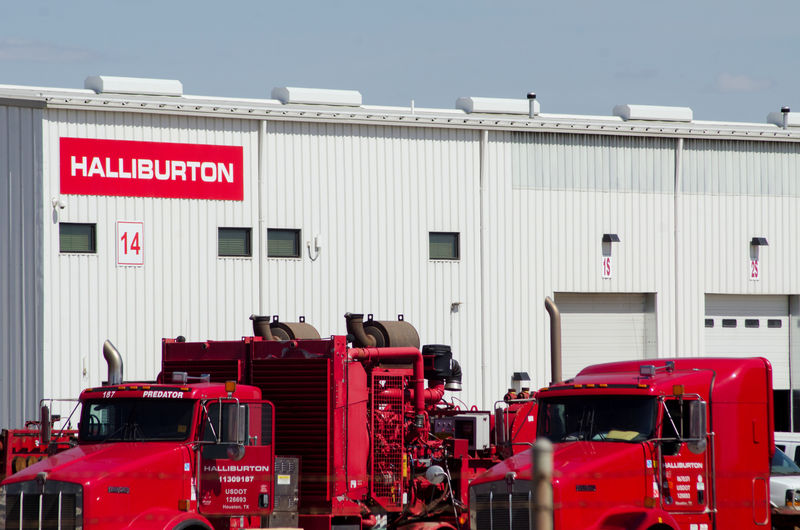 © Reuters. FILE PHOTO: Idle oil production equipment is seen in a Halliburton yard in Williston