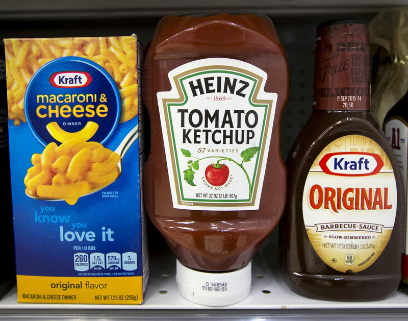 © Reuters. A Heinz Ketchup bottle sits between a box of Kraft macaroni and cheese and a bottle of Kraft Original Barbecue Sauce on a grocery store shelf in New York