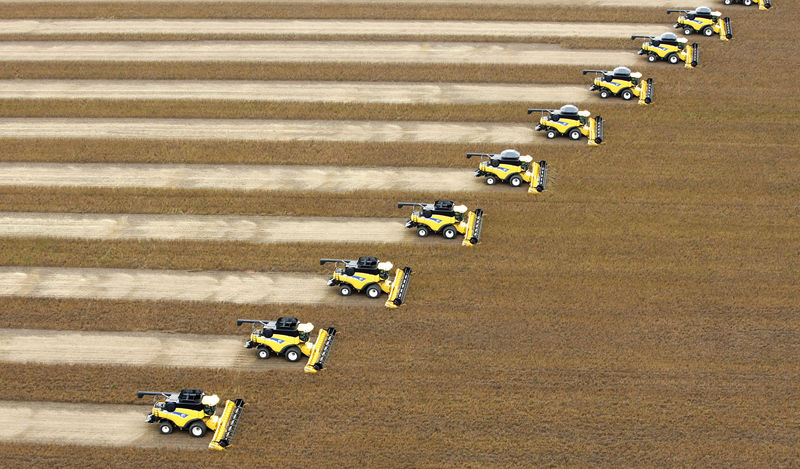 © Reuters. Colheita de soja em Correntina, Bahia