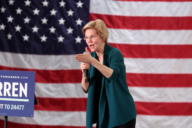 © Reuters. La senadora demócrata Elizabeth Warren propone cancelar miles de millones de dólares en deudas estudiantiles
