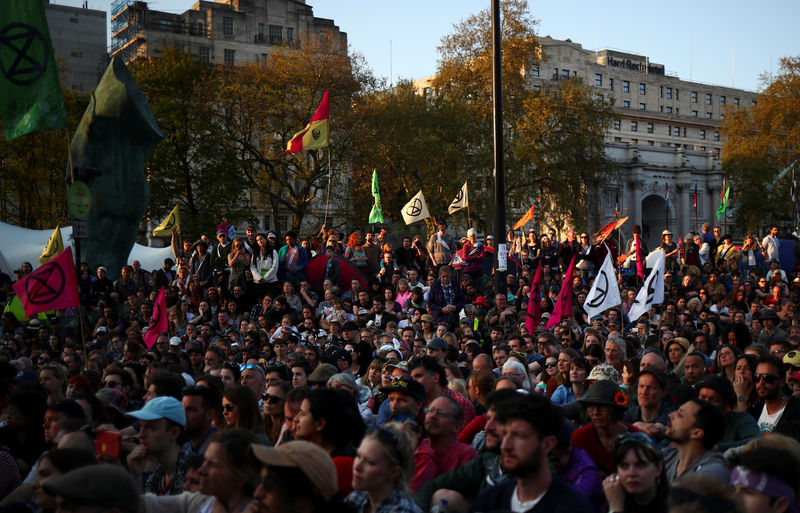© Reuters. Foto de archivo. Acitivistas sobre el cambio climático duarnte una protesta en Londres. Reino Unido.