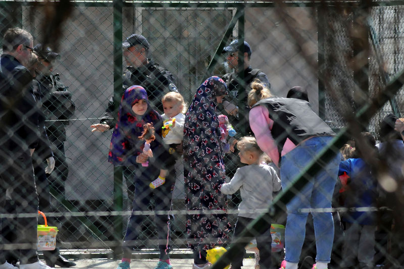 © Reuters. شرطة كوسوفو تحقق مع عدة نساء بعد عودتهن من سوريا