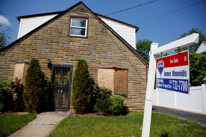 © Reuters. FILE PHOTO: A 'for sale' is seen outside a single family house in Garden City New York