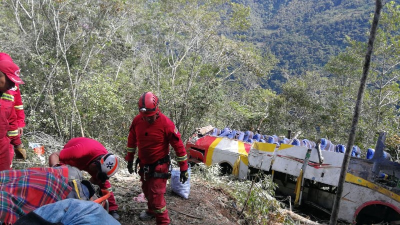 © Reuters. Membros de equipe de resgate em local onde ônibus despencou de precipício perto de La Paz