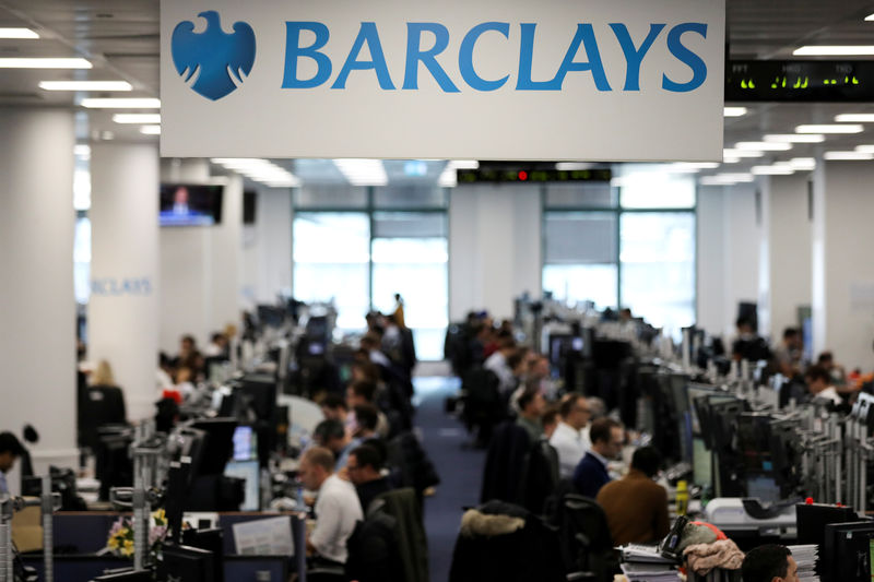 © Reuters. FILE PHOTO: Traders work on the trading floor of Barclays Bank at Canary Wharf in London