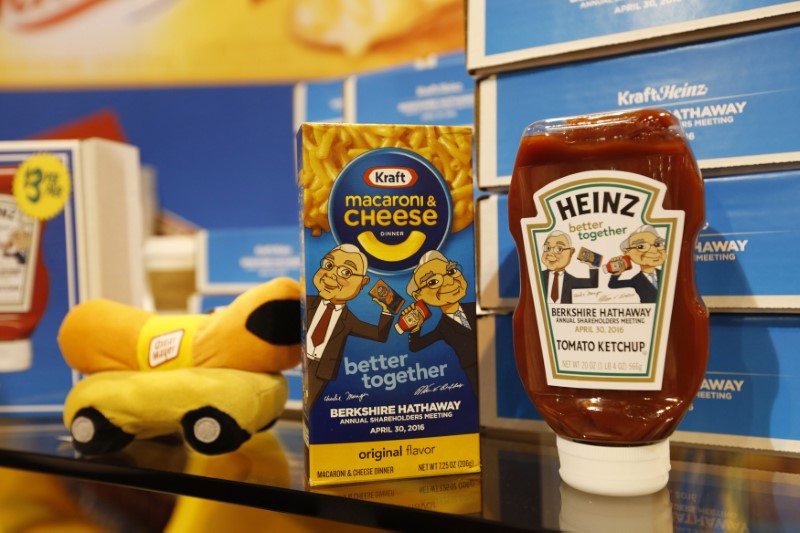© Reuters. Commemorative items for sale at the Kraft Heinz booth during the Berkshire Hathaway Annual Shareholders Meeting in Omaha Nebraska