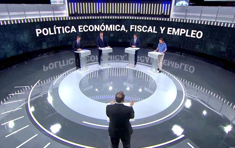 © Reuters. Los principales candidatos de la elección general de España participan de su primer debate televisado en Pozuelo de Alarcon, en las afueras de Madrid