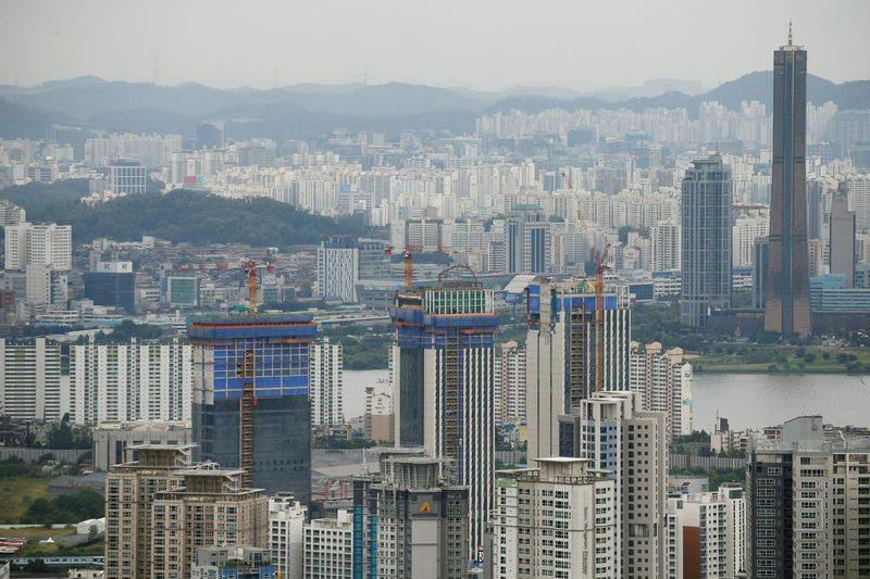© Reuters. FILE PHOTO:  An apartment complex which is currently under construction is seen in Seoul