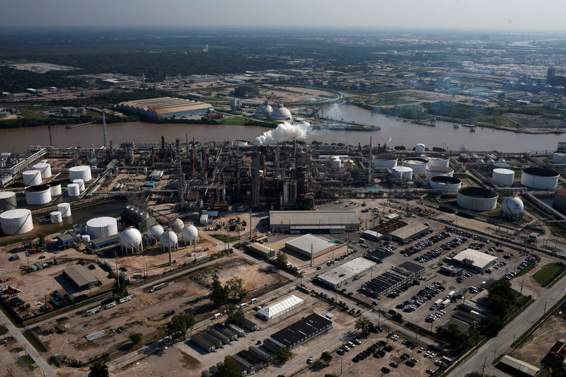 © Reuters. FILE PHOTO:  An aerial view of the Valero Houston Refinery is seen in Houston, Texas