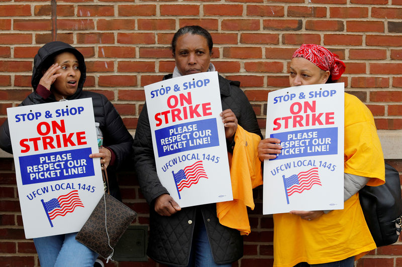 © Reuters. FILE PHOTO: Striking workers gather outside a Stop & Shop store following a speech by former U.S. Vice President Joe Biden in Boston