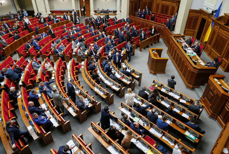 © Reuters. Ukrainian lawmakers attend a parliament session in Kiev