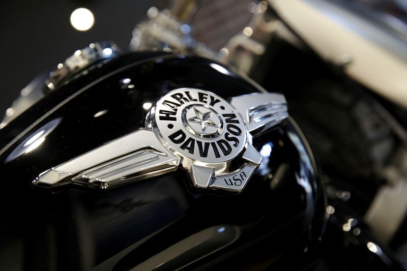 © Reuters. The logo of U.S. motorcycle company Harley-Davidson is seen on one of their models at a shop in Paris
