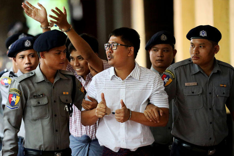 © Reuters. Jornalistas da Reuters presos Wa Lone e Kyaw Soe Oo chegam a tribunal em Yangon, Mianmar