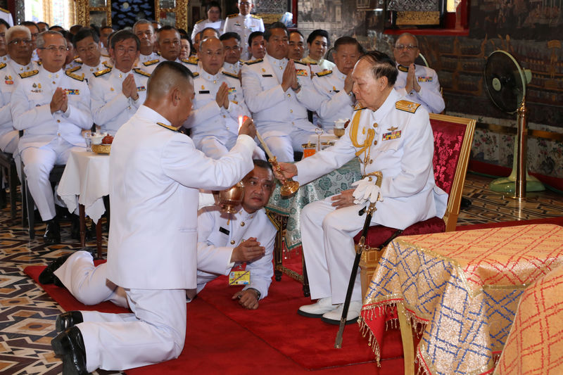 © Reuters. Senior Royal Thai family member Admiral M.C. Pusan Sawasdiwat attends a ritual on behalf of the King Maha Vajiralongkorn to inscribe king's name and title, cast the king's horoscope, and engrave the king's official seal