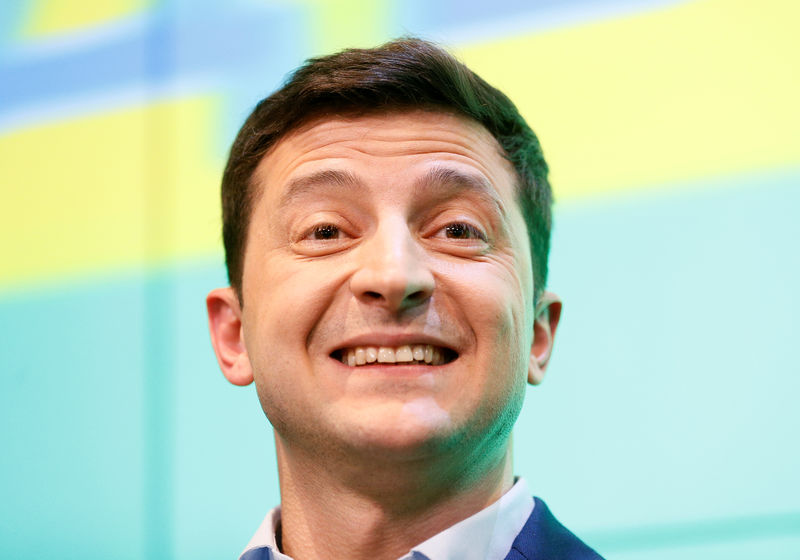 © Reuters. Ukrainian presidential candidate Zelenskiy reacts during a news conference in Kiev