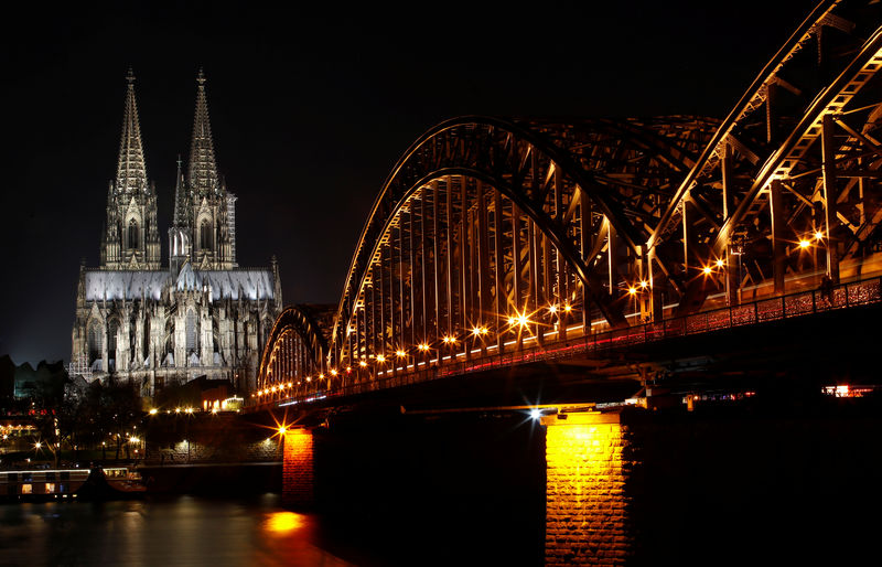 © Reuters. The UNESCO World Heritage Cologne Cathedral and the Hohenzollern railway bridge along the river Rhine are seen before Earth Hour