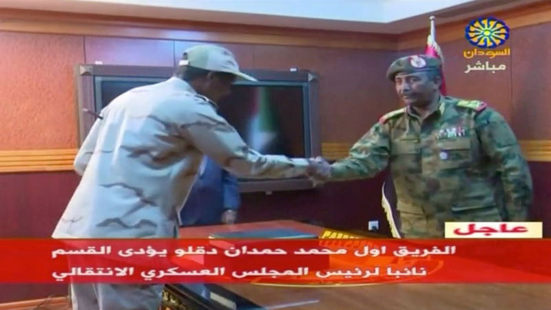 © Reuters. مصادر: قائد قوة سودانية مسلحة يتطلع للرئاسة بعد الإطاحة بالبشير