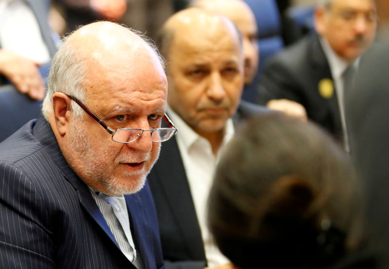 © Reuters. FOTO DE ARCHIVO: El Ministro de Petróleo de Irán, Bijan Zanganeh, en Viena