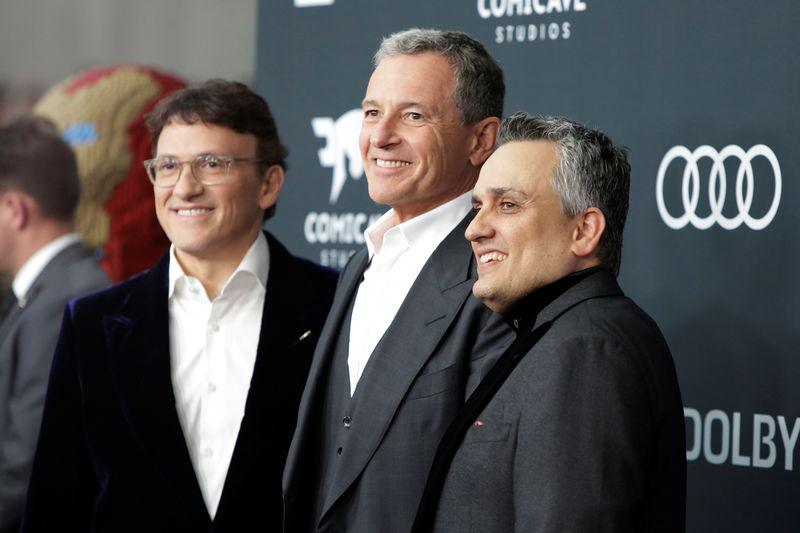 © Reuters. El director Anthony Russo, el CEO de Disney Robert Iger y el director Joe Russo (L-R) en el estreno mundial de la película Avengers: Endgame en Los Angeles, California
