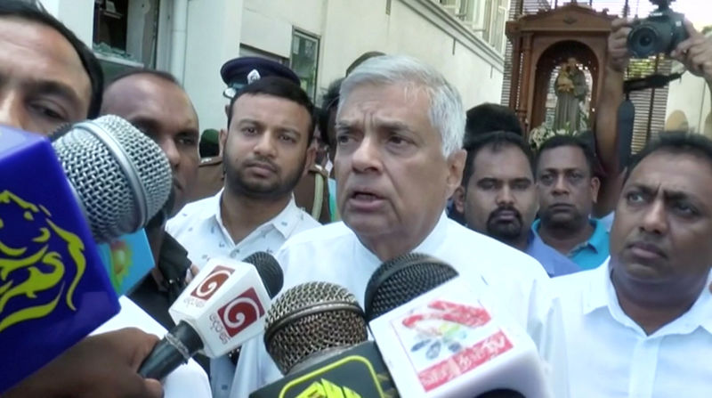 © Reuters. Primeiro-ministro do Sri Lanka, Ranil Wickremesinghe, dá entrevista em Colombo