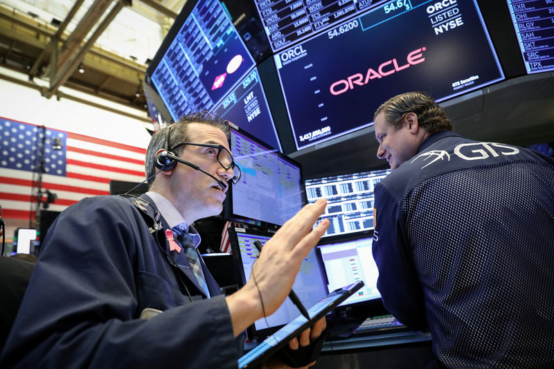 © Reuters. Traders work on the floor at the NYSE in New York