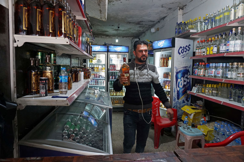 © Reuters. متاجر الكحوليات تفتح من جديد في الموصل بعد استعادتها من الدولة الإسلامية