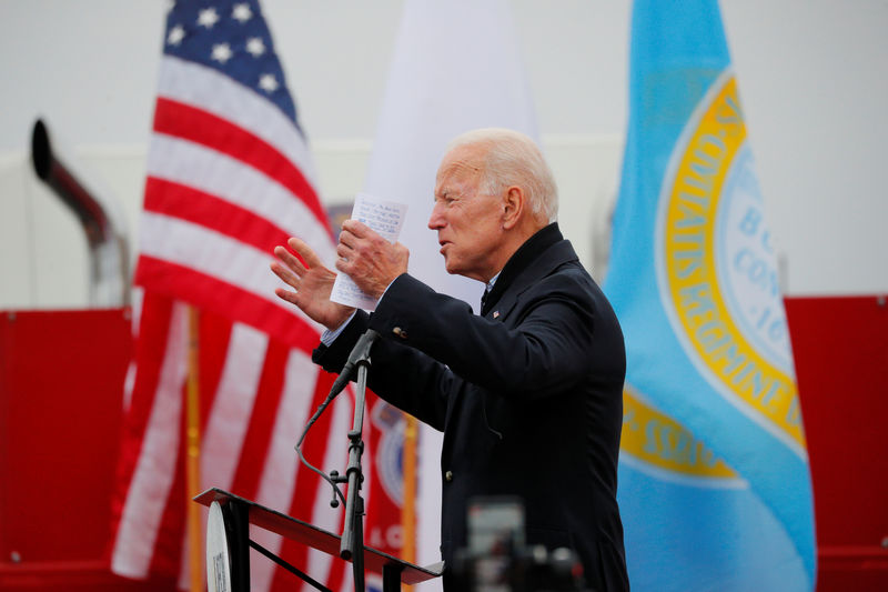 © Reuters. Former U.S. Vice President Joe Biden speaks at a rally with striking Stop & Shop workers in Boston