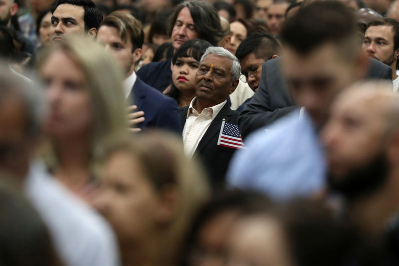 © Reuters. Immigrants attend a naturalization ceremony to become new U.S. citizens in Los Angeles