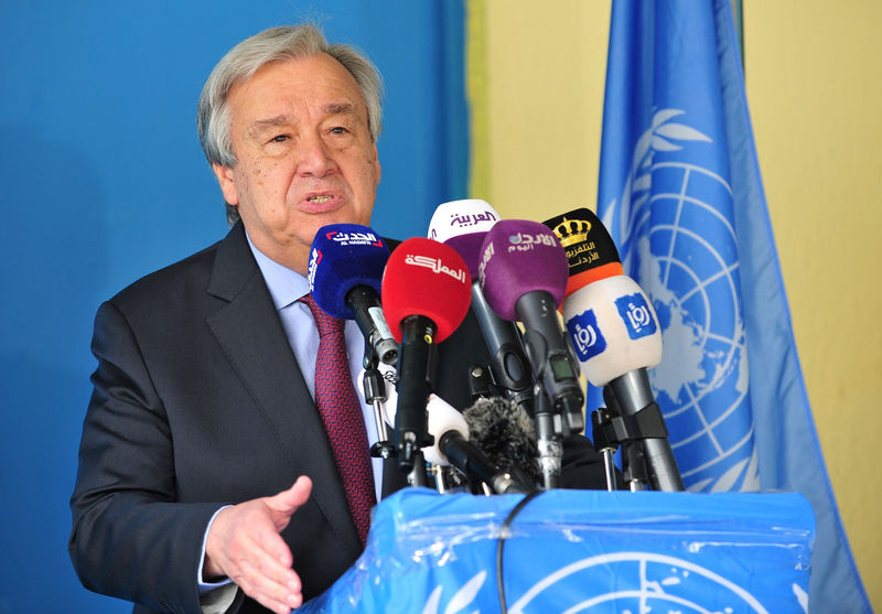 © Reuters. Secretário-geral da ONU, António Guterres, dá entrevista em campo de refugiados palestinos de Al-Baqaa