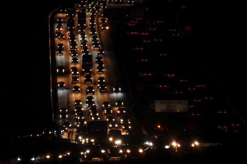 © Reuters. FILE PHOTO: Traffic travels along interstate 5 past Solana Beach, California