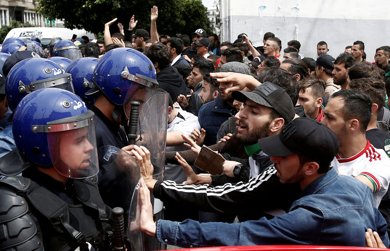 © Reuters. Demonstrators and police confront each other during anti government protests in Algiers