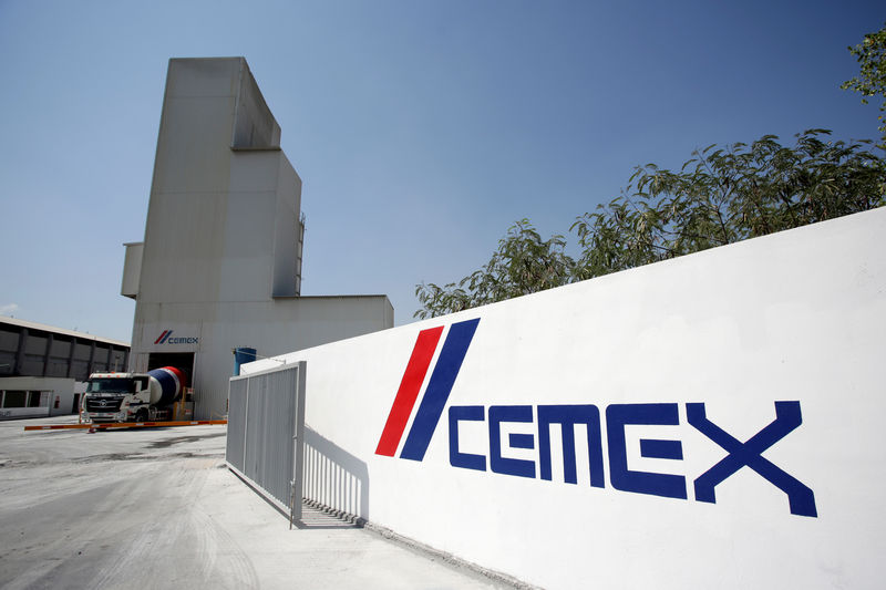 © Reuters. A cement plant of Mexican cement maker CEMEX is pictured in Monterrey