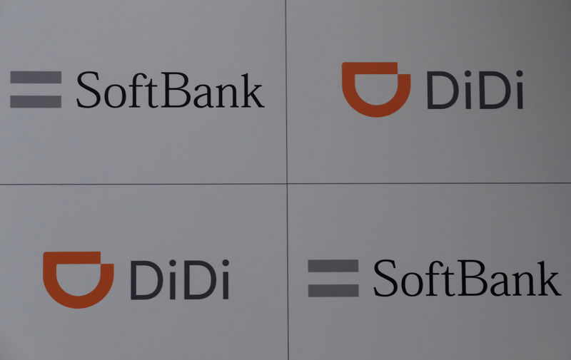 © Reuters. FILE PHOTO: The logos of Didi Chuxing and SoftBank are pictured during a news conference about their Japanese taxi-hailing joint venture in Tokyo